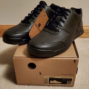 Non-slip work shoes made by shoes for crews